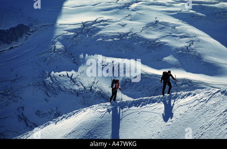 Deux alpinistes sur une crête élevée dans les Alpes Françaises Banque D'Images