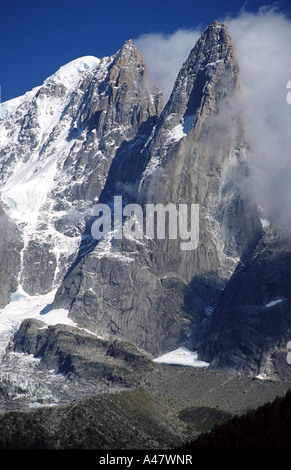 Soufflant des nuages à l'abri de l'Aiguille Verte et le Dru à Chamonix, France Banque D'Images