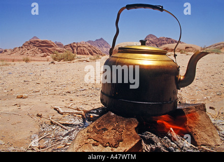 Une bouilloire sur un feu de camp dans le Wadi Rum Banque D'Images