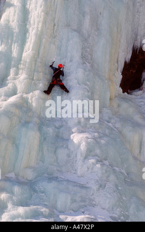 Un grimpeur sur glace sur la cascade de glace Chute de Montmorency près de Québec Banque D'Images