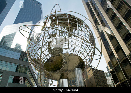 Sculpture Globe entre Trump Tower à droite et Time Warner Center à gauche, Columbus Circle, New York City. Banque D'Images