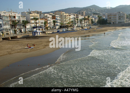 Vue panoramique sur le front de mer et plage de Sitges CATALOGNE CATALOGNE CATALOGNE Costa Dorada España Espagne Europe Banque D'Images