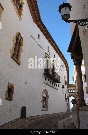 Vue de bâtiments blanc caractéristique vieille ville Barri Antic Sitges CATALOGNE CATALOGNE CATALOGNE Costa Dorada España Espagne Europe Banque D'Images