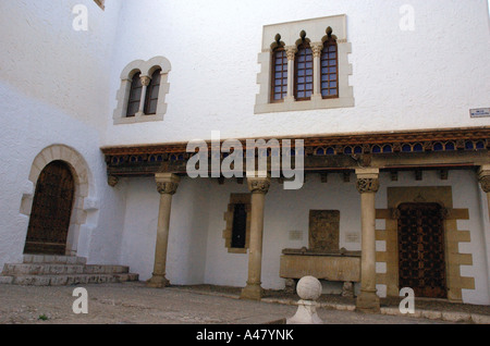 Vue de bâtiments blanc caractéristique vieille ville Barri Antic Sitges CATALOGNE CATALOGNE CATALOGNE Costa Dorada España Espagne Europe Banque D'Images