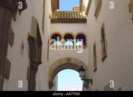 Vue de bâtiments blanc caractéristique vieille ville Barri Antic Sitges CATALOGNE CATALOGNE CATALOGNE Costa Dorada España Espagne Europe Banque D'Images