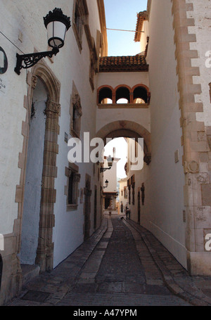 Vue de bâtiments blanc caractéristique vieille ville Barri Antic Sitges CATALOGNE CATALOGNE CATALOGNE Costa Dorada España Espagne Europe Banque D'Images