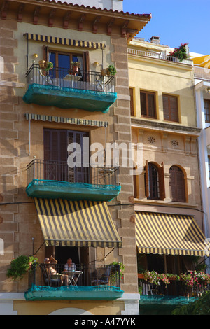 Vue caractéristique vieille ville bâtiment coloré Barri Antic Sitges CATALOGNE CATALOGNE CATALOGNE Costa Dorada España Espagne Europe Banque D'Images