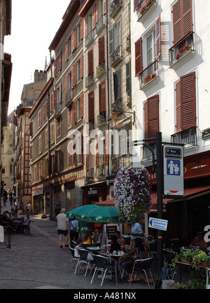 Vue caractéristique de Backstreet de centre-ville de Bayonne Aquitaine Sud Ouest France Europe Banque D'Images