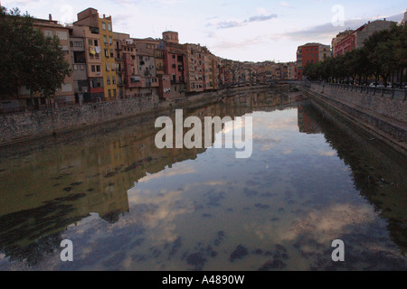 Vue panoramique de cas caractéristique de l'Onyar Gérone Gérone Catalogne Catalogne Cataluña España Espagne Europe Banque D'Images