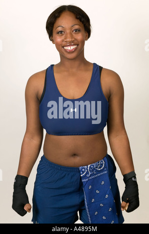 Mid adult woman wearing sportswear, smiling Banque D'Images