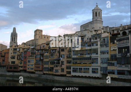 Vue panoramique de cas caractéristique de l'Onyar Gérone Gérone Catalogne Catalogne Cataluña España Espagne Europe Banque D'Images