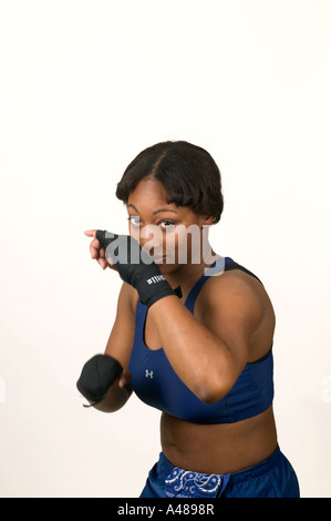 Mid adult woman practicing boxing, portrait Banque D'Images