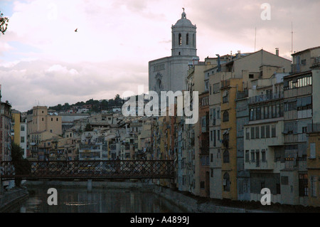 Vue panoramique de cas caractéristique de l'Onyar Gérone Gérone Catalogne Catalogne Cataluña España Espagne Europe Banque D'Images