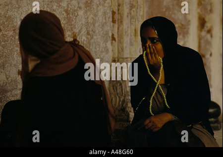 Deux femmes musulmanes à la prière dans le Fort Rouge Delhis ou Jama Masjid Delhis plus grande mosquée dans la vieille ville Banque D'Images