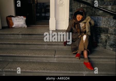 Femme sans-abri dormant sur rue, près de la gare de Waterloo Londres Banque D'Images