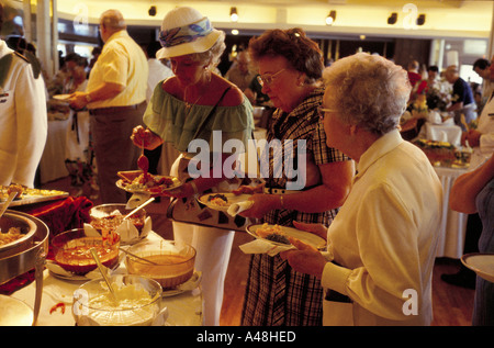 Les passagers dans le buffet du déjeuner sur le bateau de croisière Royal Viking Sky Banque D'Images