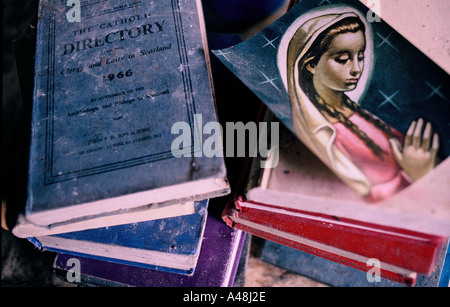 À l'île de eigg ecosse un tas de vieux livres abandonnés dans la manse catholique 1997 Banque D'Images