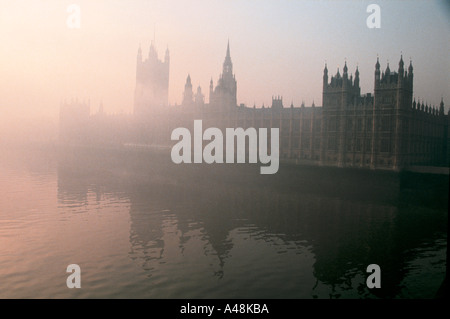 Les chambres du Parlement Londres vu à travers le brouillard sur la Tamise Banque D'Images