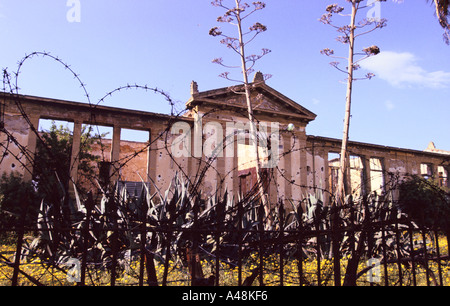 Villa abandonnée en aucune man's land entre le nord et le sud Nicosie Banque D'Images