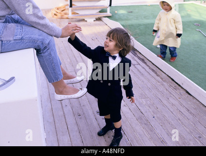 Les enfants sur le deck quoits à bord d'un paquebot de croisière QE2 Banque D'Images