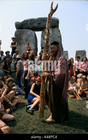 Une foule de hippies rassemblés autour de la pierre à Stonhenge au solstice d'été Banque D'Images