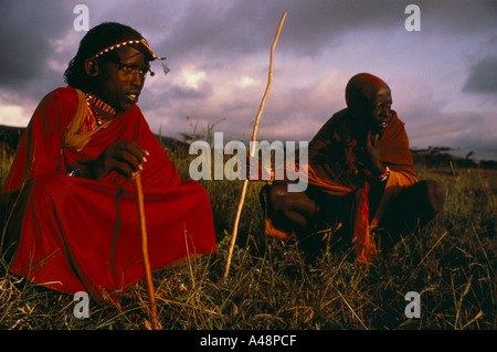 Deux jeunes guerriers masai au coucher du soleil sur les collines de Ngong Kenya Banque D'Images