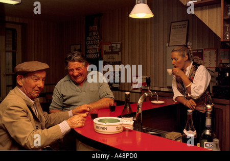 Les hommes jouent aux cartes dans un bar-café.Villerau. France Banque D'Images