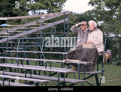 Regarder un match ou deux au Royal Berkshire Polo Club en Angleterre Banque D'Images