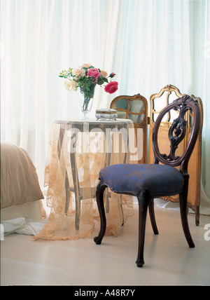 Chaise en bois et une table dans un salon Banque D'Images