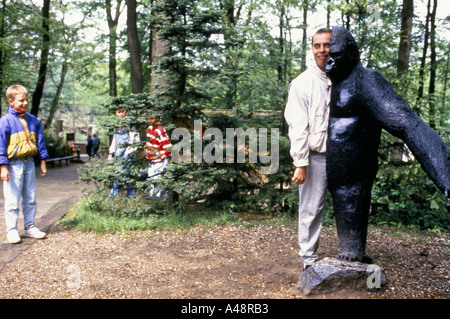 Apenheul primate Holland Park où 35 types de monkey singes et lémuriens errent librement avec les visiteurs. Banque D'Images