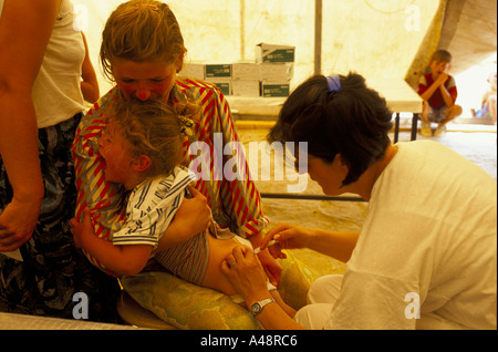 Les réfugiés d'srebreniza juillet 1995 jeune fille d'être vaccinés à la base aérienne de l'ONU centre de vaccination tuzla Banque D'Images