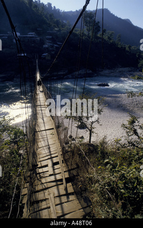 La corde et le pont suspendu sur le fil à travers la vallée d'une rivière Népal annapurna Banque D'Images