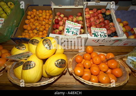 Divers fruits à partir d'un étal du marché britannique. Banque D'Images
