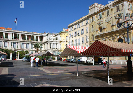 Vue sur le Cours Saleya coloré marché aux fleurs Vieux Vieux Nice Côte d'Azur Cote d Azur France Europe du Sud Banque D'Images