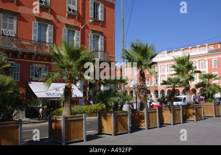 Vue sur rue colorée Place Massèna Massena Vieux Vieux Nice Côte d'Azur Cote d Azur France Europe du Sud Banque D'Images