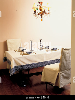 Table à manger sous un lustre Banque D'Images