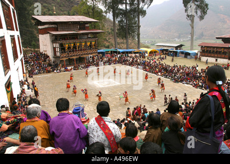 Bhoutan Paro Tsechu festival de danse les trois sortes de Ging avec batterie Driging Banque D'Images