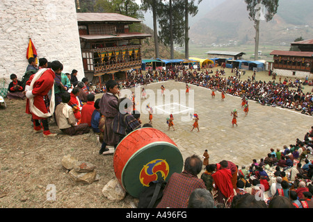 Bhoutan Paro Tsechu festival de danse les trois sortes de Ging avec batterie Driging terarce à partir de la partie supérieure Banque D'Images