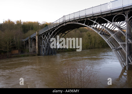 UK Shropshire Shifnal inondations Rivière Severn en menaçant d'inondations Thomas Telford pont historique Banque D'Images