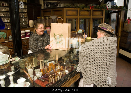 UK Shropshire Shifnal Blists Hill Victorian Town réputation au service client en costume à Noël Banque D'Images