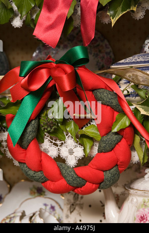 UK Shropshire Shifnal musée de Blists Hill cottage médecins rouge et vert tressé guirlande textile Banque D'Images
