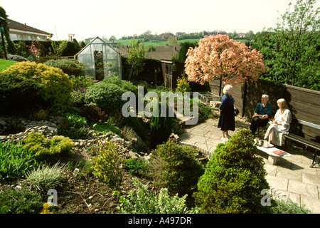 Jardins faciles à entretenir le jardin en pente Banque D'Images
