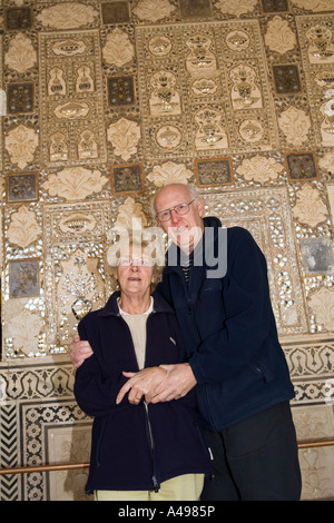 Inde Rajasthan Amber Fort Amber plus touristes occidentaux dans Jai Mandir Hall de la Victoire Banque D'Images