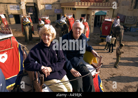 Inde Rajasthan Fort Amber vieux couple occidental sur l'éléphant pour monter raide fort road Banque D'Images