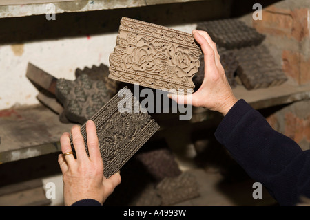 Inde Rajasthan crafts Sanganer village western hands holding part couper des blocs d'impression textile Banque D'Images