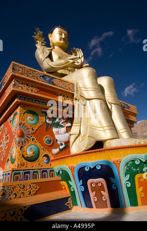 Inde Ladakh Leh Gompa Likkir vallée immense Bouddha en or Banque D'Images