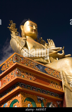 Inde Ladakh Leh Gompa Likkir vallée immense Bouddha en or Banque D'Images