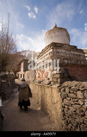 Inde Ladakh Leh Alchi Vallée Village femme marche passé ancien stupa votif Banque D'Images