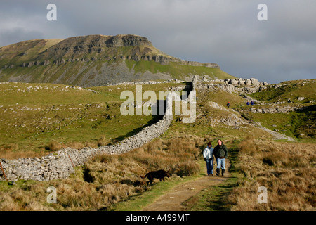 Les promeneurs sur le sentier menant à partir de pen-y-ghent Banque D'Images