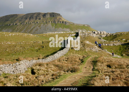 Les promeneurs sur le sentier jusqu'Pen-y-ghent Banque D'Images